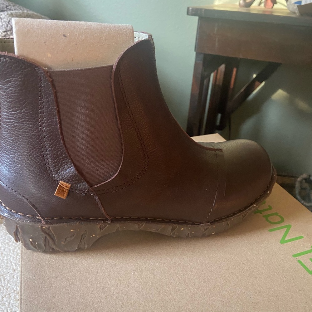 El Naturalista Chelsea boot  NEW!